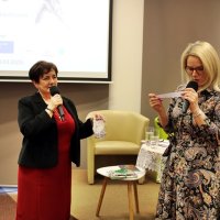 Zaproszona poetka odczytuje nazwisko osoby wylosowanej w konkursie.