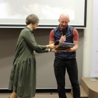 Koordynatorka projektu wręcza Panu Maciejowi podziękowania i pamiątkowy album.