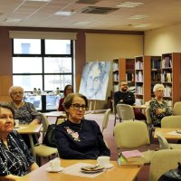 Zdjęcie z połowy sali pokazujące tył zgromadzonej widowni, widać siedem kobiet i jednego mężczyznę.