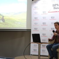 Na zdjęciu widać Szymona Springera opowiadającego o swojej podróży.