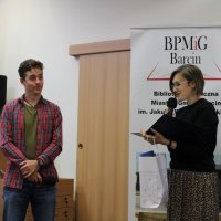 Koordynatorka projetu wręcza prowadzącemu podziękowanie i upominek.