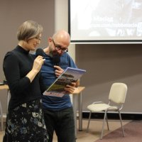 Koordynatorka projektu wręcza podziękowania i pamiątkową książkę panu Robertowi.