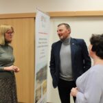 Monika Zakrzewska rozmawia z dyrektor biblioteki i przewodniczącym Rady Miejskiej w Barcinie
