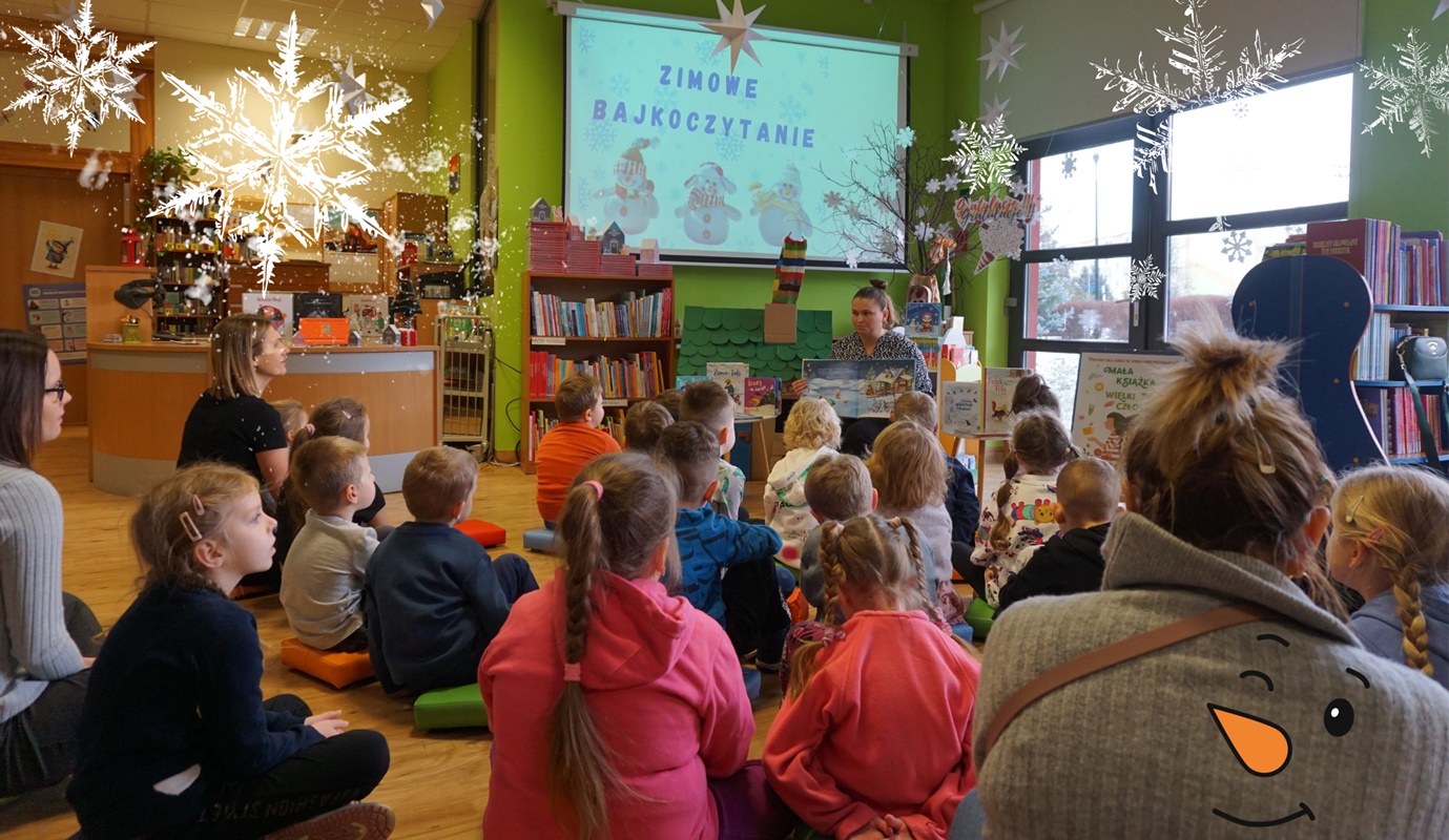 bibliotekarka czyta zebranym na zajęciach dzieciom bajkę związaną z zimą