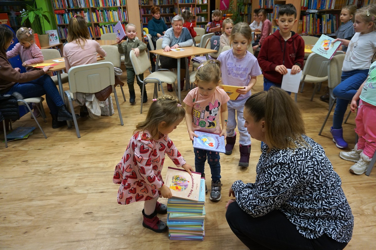 dzieci układające wieżę z książek