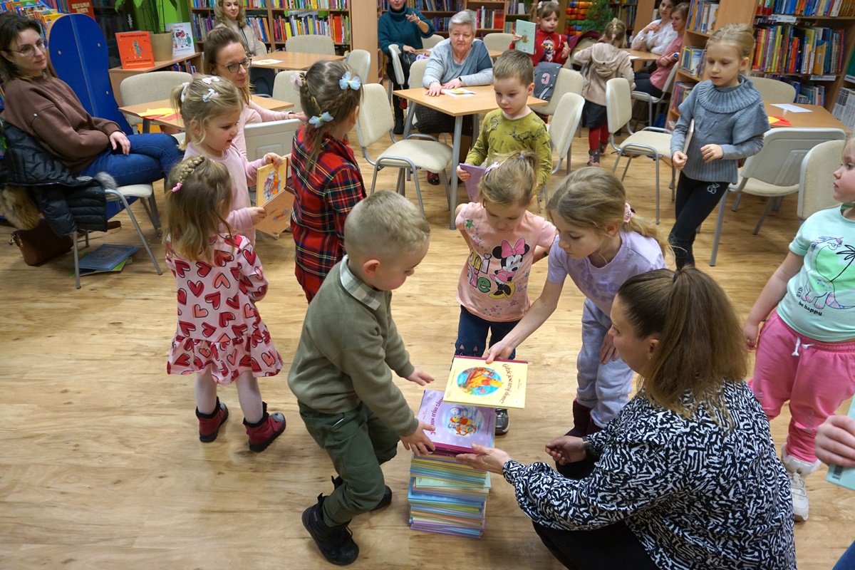 dzieci układające wieżę z książek