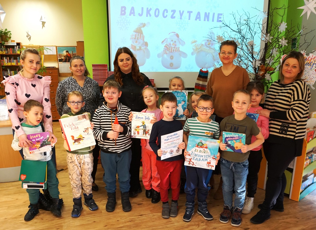 zdjęcie kolejnej grupy dzieci uczestniczących w zajęciach, wszyscy stoją cześć dzieci trzyma książki