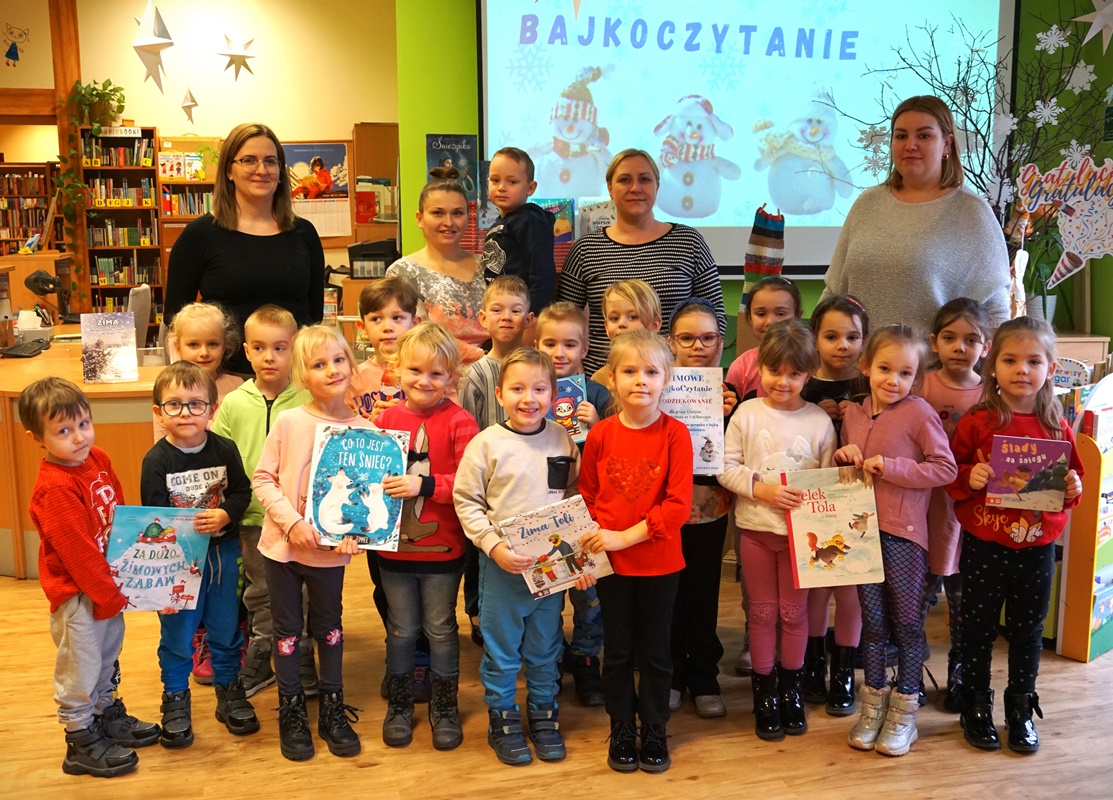 grupowe zdjęcie opiekunów i dzieci biorących udział w zajęciach
