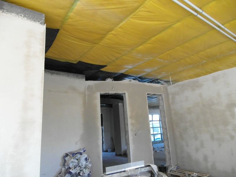 Wejście do obecnego oddziału dla dzieci, otynkowane ściany, betonowe posadzki, brak okien i drzwi, sufit pokryty żółtą folią