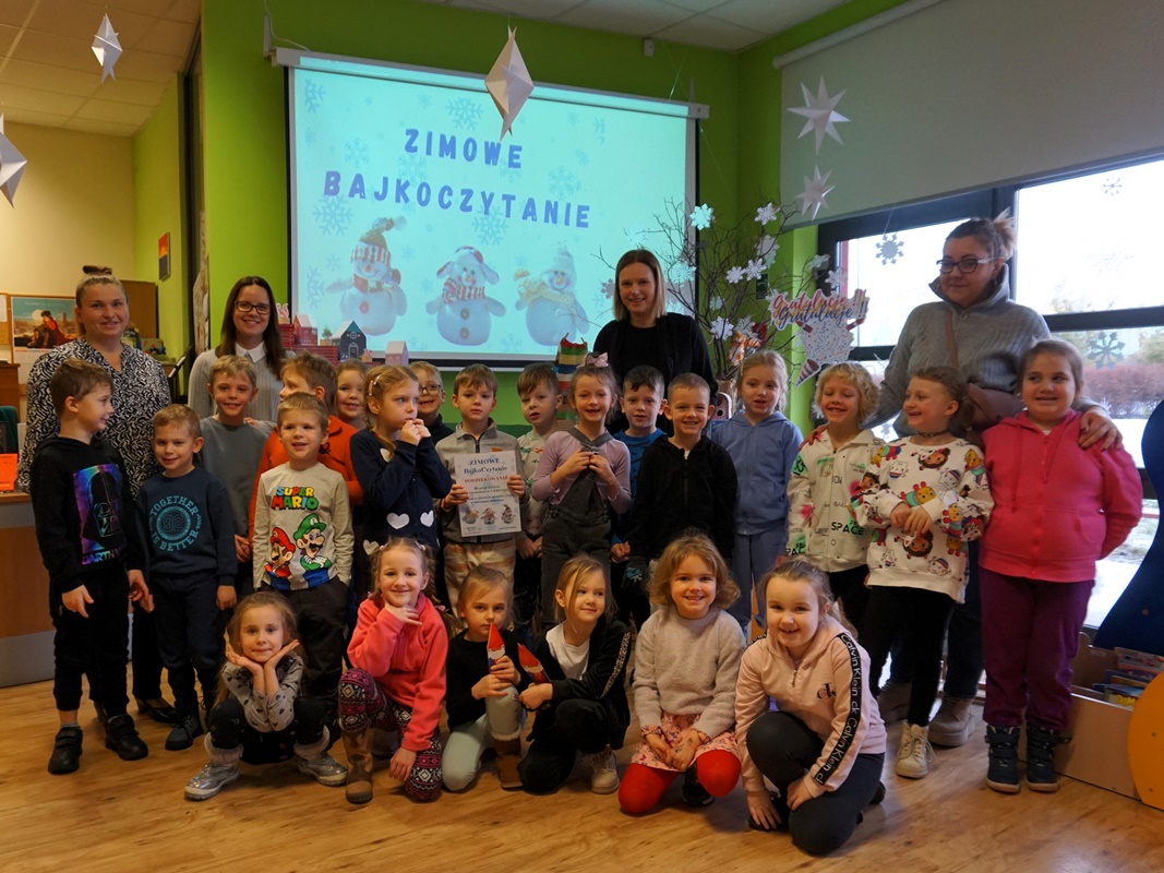 grupowe zdjęcie uczestników lekcji bibliotecznej, wszyscy się uśmiechają