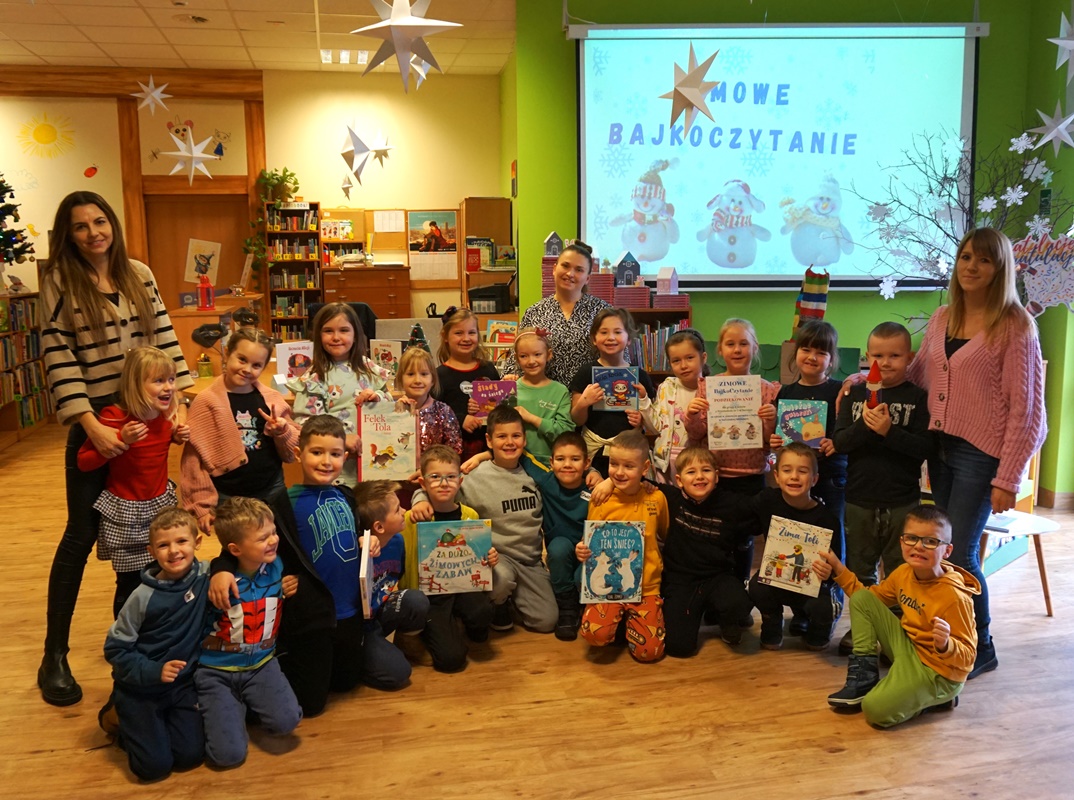 grupowe zdjęcie klasy biorącej udział w lekcji bibliotecznej