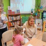 bibliotekarka pokazuje uczestnikom inną pracę, którą jest kurczaczek w otwieranym jajku