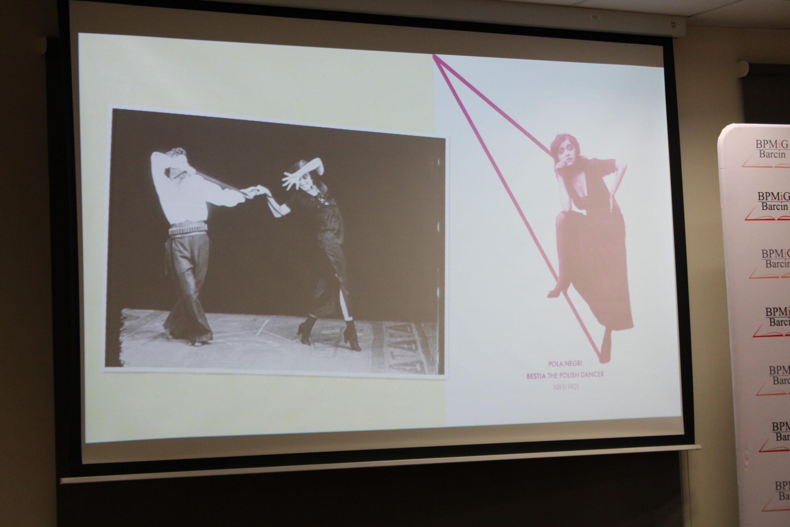 Slajd z prezentacji pokazywanej podczas spotkania, widać czarnobiałe zdjęcie na którym jest kobieta i mężczyzna podczas występu na scenie oraz plakat przedstawiający kobietę w sukni.