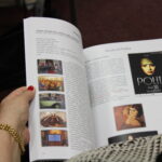 Zdjęcie wnętrza folderu poświęconego Poli Negri, widać tekst oraz fotografie