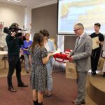 Wice burmistrz Miasta i Gminy Barcin wręcza torbę z upominkami jednej z uczestniczek konkursu.