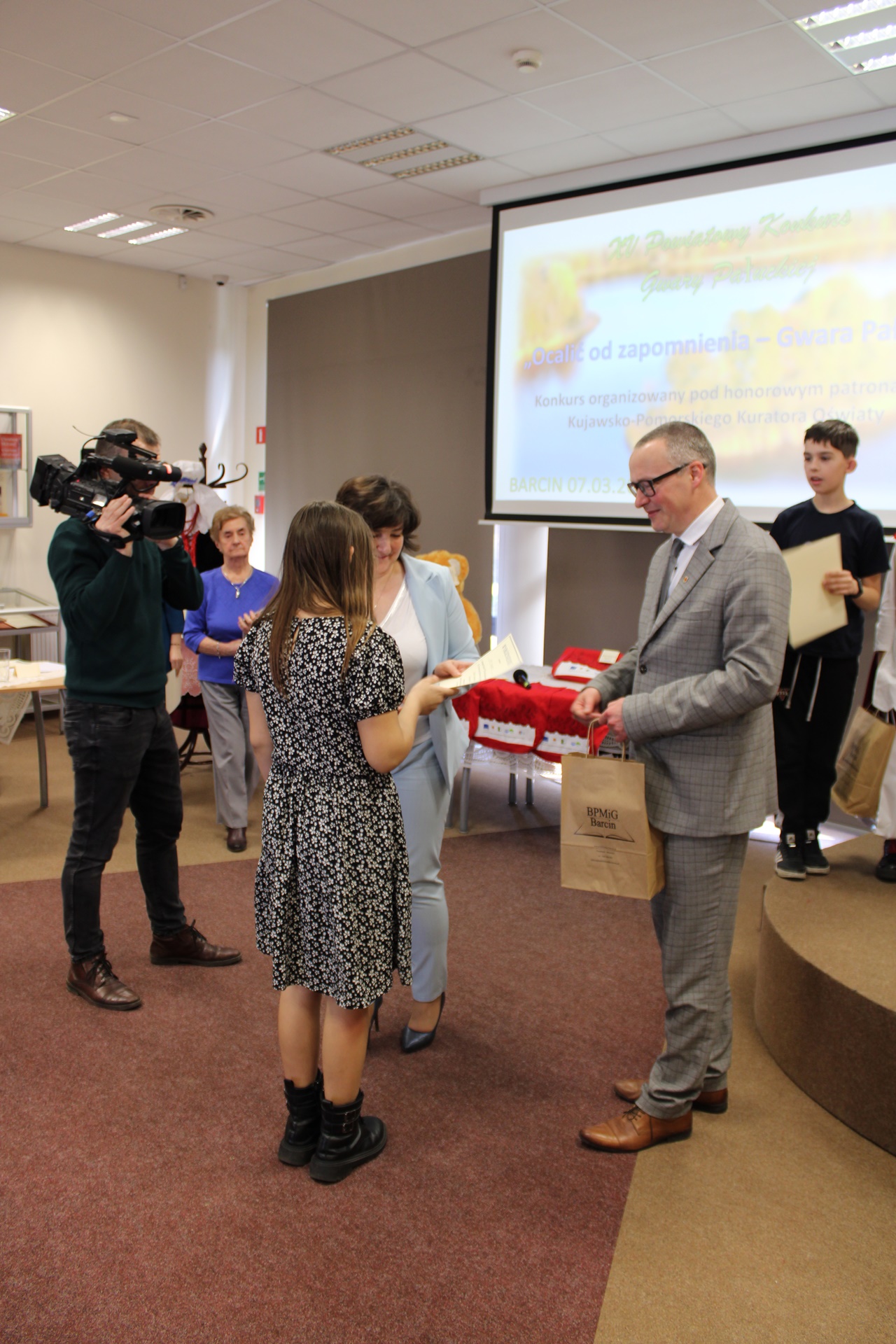 Wice burmistrz Miasta i Gminy Barcin wręcza torbę z upominkami jednej z uczestniczek konkursu.