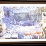 Zdjęcie wyświetlane na ekranie projektora, przedstawiające guzy budynku.