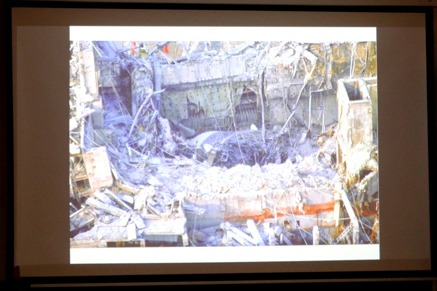 Zdjęcie wyświetlane na ekranie projektora, przedstawiające guzy budynku.