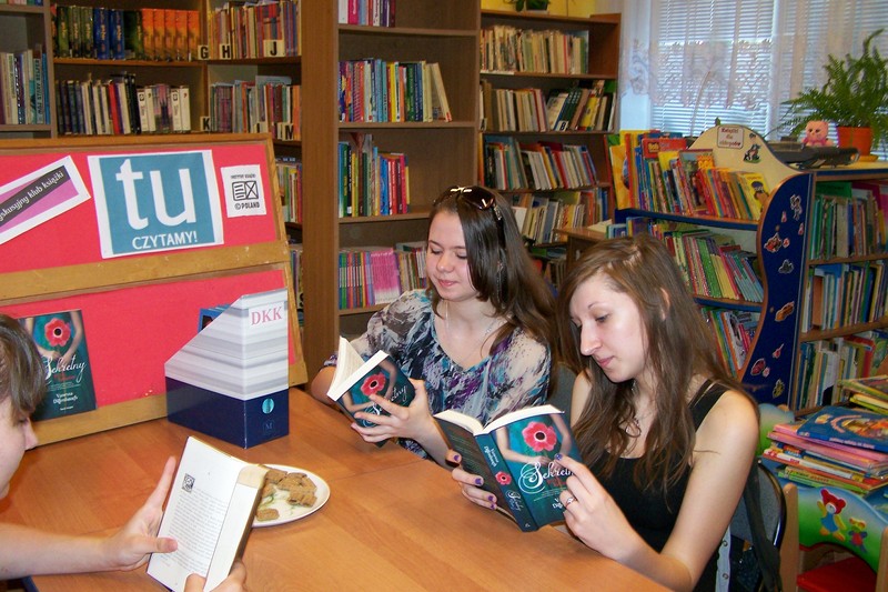 Dwie nastolatki w trakcie czytania ksiażek.