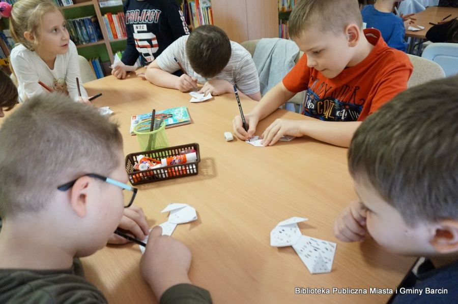 Dzieci kolorują pieski wykonane z papieru.