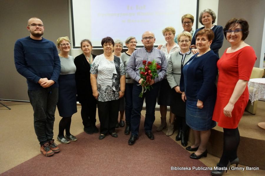 Grupowe zdjęcie osób należących do Barcińskiego Dyskusyjnego Klubu Książki.