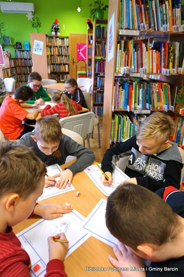 Grupa chłopców podczas pracy na zajęciach, szkicują ołówkami twarz.