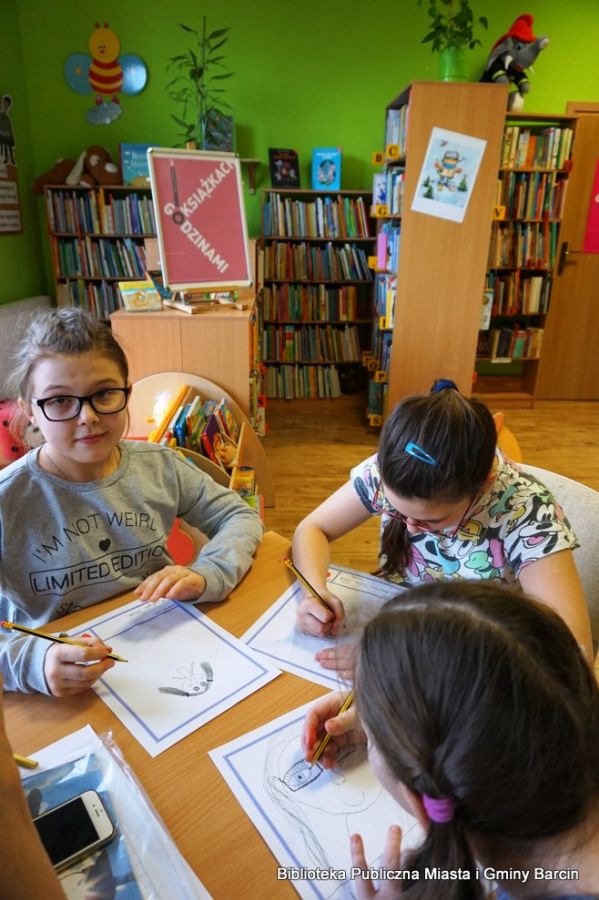 Dziewczynki w czasie pracy na zajęciach wykonują swoje prace za pomocą ołówków.
