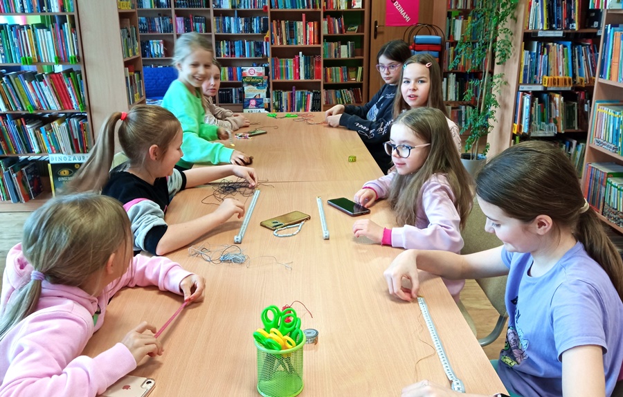 grupa ośmiu dzieci w czasie pracy na zajęciach.