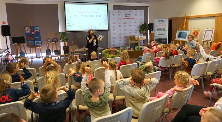 Zdjęcie publiczności i stojącej przed nią jednej z zaproszonych gościń