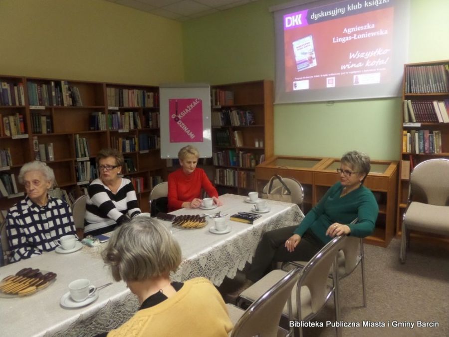 Na zdjęciu widać kilka osób, które wysłuchują wypowiedzi osoby biorącej udział w spotkaniu.