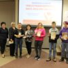 Zdjęcie grupowe wolontariuszy z dyrektorką biblioteki i pracownicą filii w Mamliczu