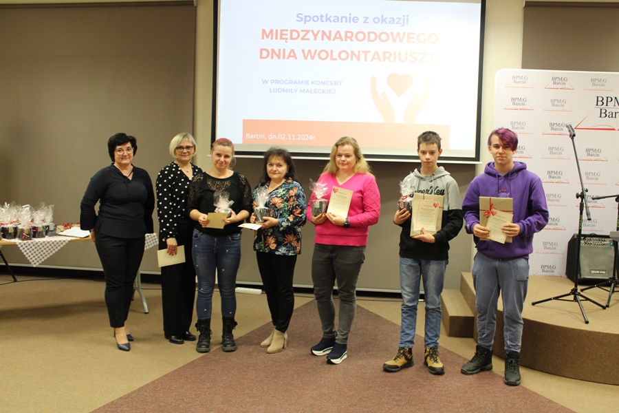 Zdjęcie grupowe wolontariuszy z dyrektorką biblioteki i pracownicą filii w Mamliczu