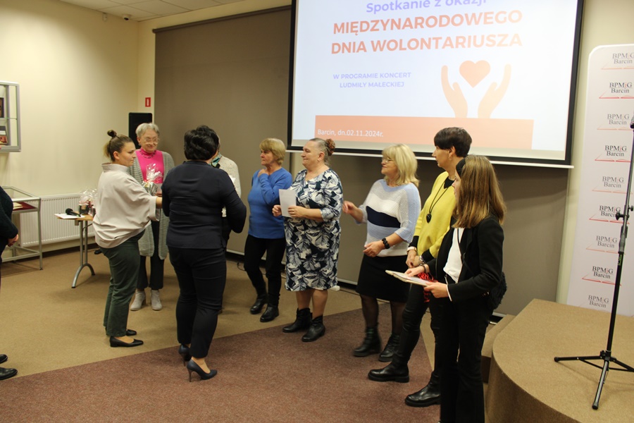 Dyrektorka biblioteki i pracownica oddziału dla dzieci i młodzieży wręcza wolontariuszom upominki i podziękowania