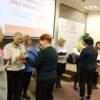 dyrektorka biblioteki i pracownica filii nr 1 wręczają upominki i podziękowania wolontariuszom