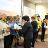 dyrektorka biblioteki i pracownica filii nr 1 wręczają upominki i podziękowania wolontariuszom