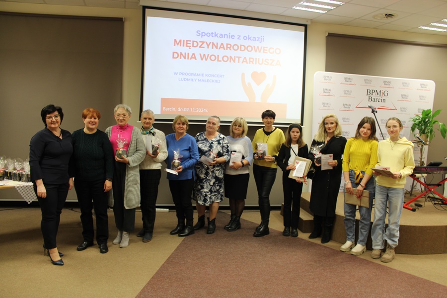 Zdjęcie grupowe wolontariuszy z dyrektor biblioteki i pracownicą filii nr 1 w barcinie