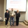 zdjęcie trójki osób, dyrektor biblioteki, pracownica filii w Mamliczu i wolontariusz