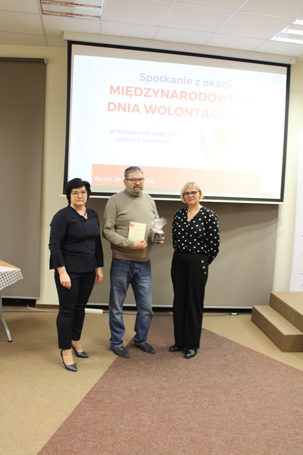 zdjęcie trójki osób, dyrektor biblioteki, pracownica filii w Mamliczu i wolontariusz