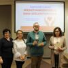 Zdjęcie 4 osób, dwoje wolontariuszy, pracownica wypożyczalni dla dorosłych, dyrektor biblioteki
