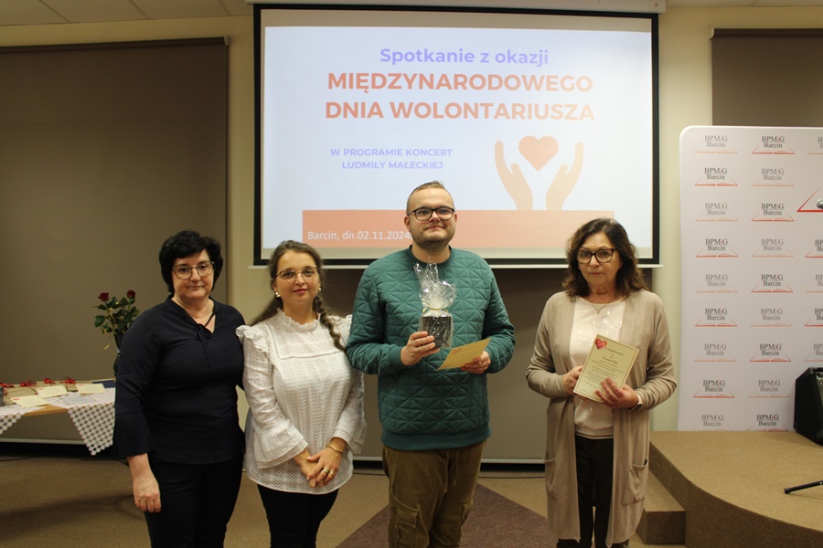 Zdjęcie 4 osób, dwoje wolontariuszy, pracownica wypożyczalni dla dorosłych, dyrektor biblioteki