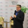 Zaproszony autor stoi z mikrofonem w ręce i patrzy w stronę publiczności