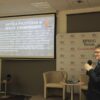 Zaproszony gość prowadzi spotkanie, na ekranie projektora wyświetla się tekst z prezentacji przygotowanej przez autora