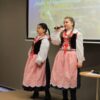 2 osobowy zespół składający się z dziewczynek występuje przed publicznością