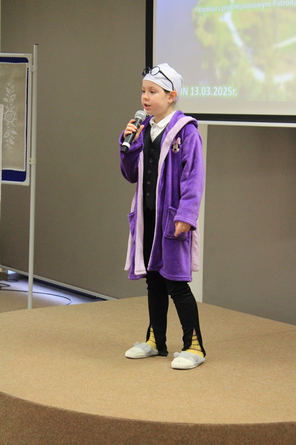 uczestniczka konkursu recytuje wiersz przed jury i publicznością