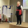 uczestnik konkursu recytuje wiersz przed jury i publicznością