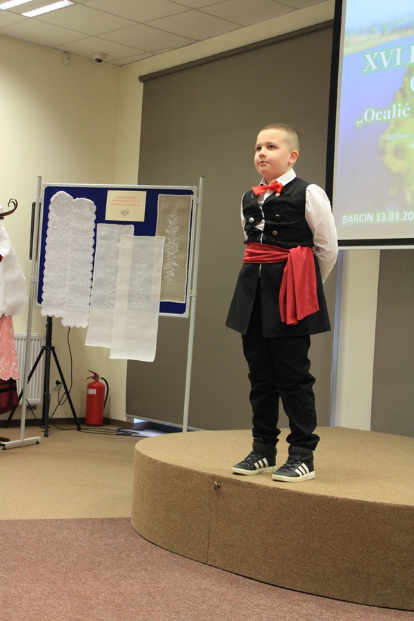 uczestnik konkursu recytuje wiersz przed jury i publicznością