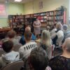 Kierownik filii wita zebranych czytelników i zaproszonych gości
