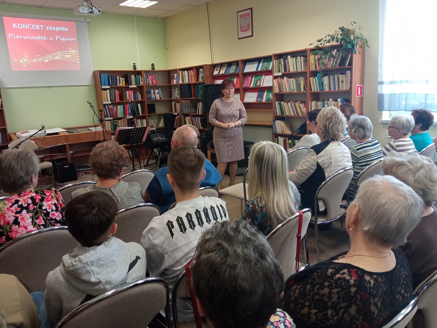 Kierownik filii wita zebranych czytelników i zaproszonych gości