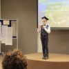 uczestnik konkursu recytuje wiersz przed jury i publicznością