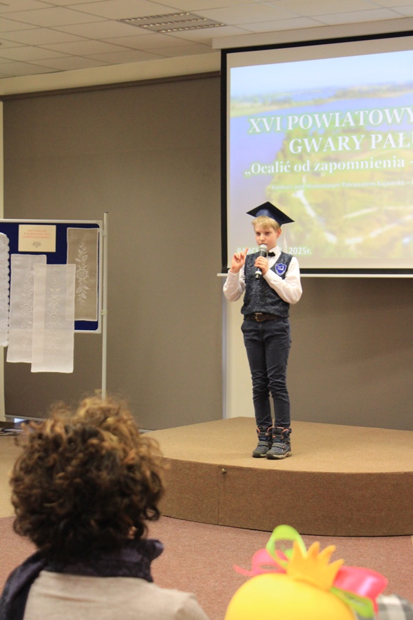 uczestnik konkursu recytuje wiersz przed jury i publicznością